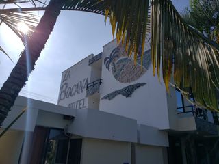 Venta de Hotel en total funcionamiento en Tonsupa a 4 cuadras de la playa .