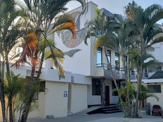 Venta de Hotel en total funcionamiento en Tonsupa a 4 cuadras de la playa .