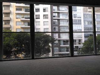 Foto 2 de OFICINA CON TECHO DOBLE ALTURA EN EDIFICIO PREMIUM VISTA A PARQUE