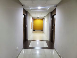 Foto 12 de Oficina de venta en el Edificio River Plaza, ave León Febres Cordero.