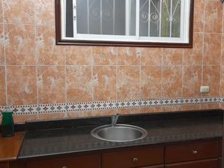 SE VENDE AMPLIO DEPARTAMENTO  CON TRES DORMITORIO EN EL CENTRO DE GUAYAQUIL