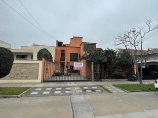 Venta de casa como terreno en San Borja ideal para proyecto