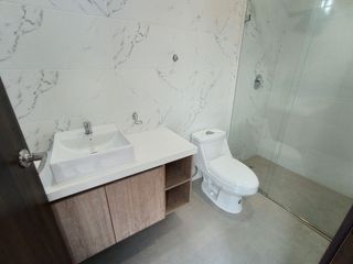 En Venta Casa de Lujo con Terraza y Area Verde en Urbanización Privada en Challuabamba