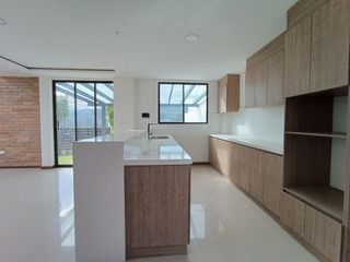 En Venta Casa de Lujo con Terraza y Area Verde en Urbanización Privada en Challuabamba