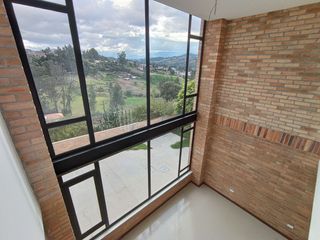 En Venta Casa de Lujo con Terraza y Area Verde en Urbanización Privada en Challuabamba