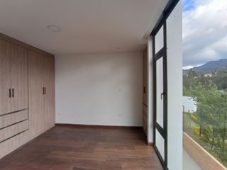 En Venta Casa de Lujo con Terraza y Area Verde en Urbanización Privada en Challuabamba