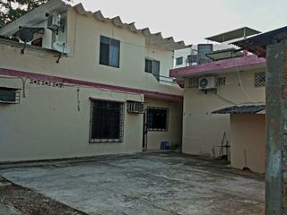 Foto 9 de casa con locales de venta en manta zona centro