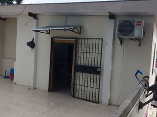 Foto 16 de casa con locales de venta en manta zona centro