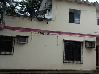 Foto 10 de casa con locales de venta en manta zona centro