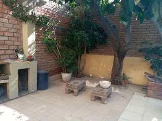 Vendo amplia casa en Urb. Tahuaycani $ 259,000 negociables