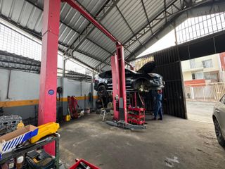 Mecánica con departamento en venta en Loja