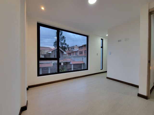 Lujosa Casa en Venta Sector Primero de Mayo, Cuenca, Ecuador.