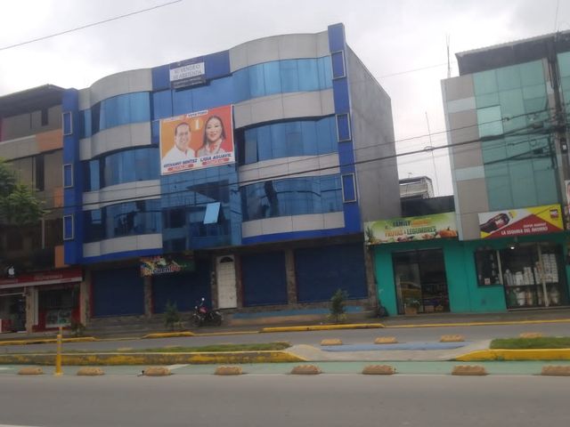 Se vende o se arrienda edificio comercial cerca al terminal terrestre de Santo Domingo