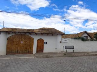 Hermosa Casa con Dormitorio en Planta Baja, en Venta, en San Antonio de Pichincha