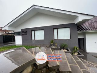 Moderna vivienda de amplios espacios en venta, Sector Challuabamba C1188