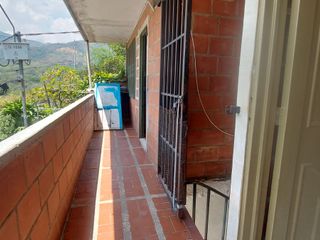 VENDO CASA CON 3 APTOS Y  2 APARTA ESTUDIOS, MONTEBELLO CALI OESTE