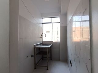 Foto 11 de Venta De Hermoso Departamento En Piso 3 En Plena Avenida - Urb. Esmeralda II