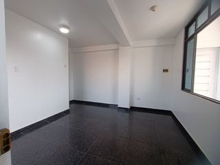 Foto 4 de Venta De Hermoso Departamento En Piso 3 En Plena Avenida - Urb. Esmeralda II