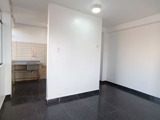 Foto 7 de Venta De Hermoso Departamento En Piso 3 En Plena Avenida - Urb. Esmeralda II