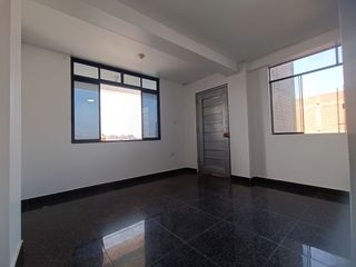 Foto 3 de Venta De Hermoso Departamento En Piso 3 En Plena Avenida - Urb. Esmeralda II