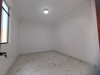 Foto 8 de Venta De Hermoso Departamento En Piso 3 En Plena Avenida - Urb. Esmeralda II