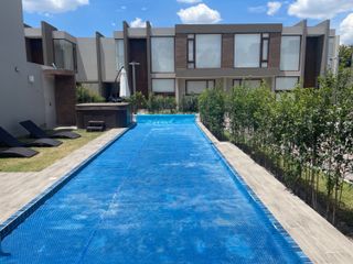 Casa de venta en Cumbaya en conjunto con piscina