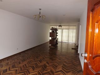 Foto 1 de Casa de 2 pisos más azotea, jardín interior, 5 dormitorios