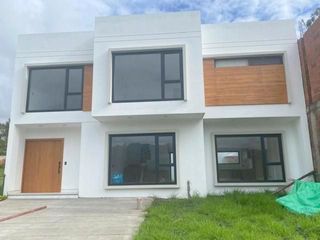 Lujosa villa en venta por estrenar Urb. Privada Panamericana Norte Challuabamba