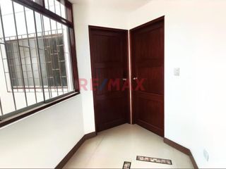 Foto 4 de Alquiler De Amplio Departamento En La Molina + 2 Cocheras
