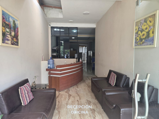 Foto 3 de Esta casa de 2 pisos con oficina, terraza y cochera ofrece el espacio y la comodidad perfecta para una vida próspera en Tarapoto. 😉