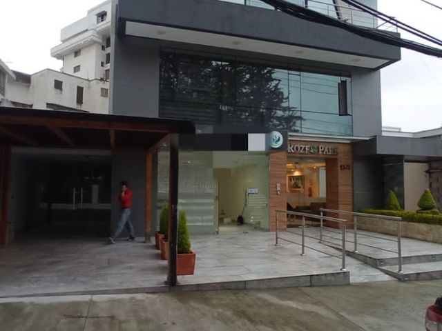 Local comercial al frente del Centro de Exposiciones Quito