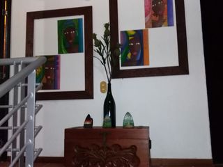casa de tres niveles en unidad cerrada