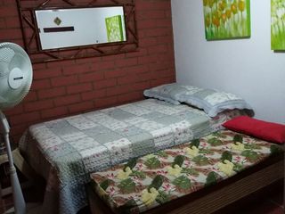 casa de tres niveles en unidad cerrada