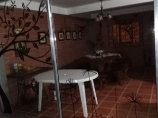 casa de tres niveles en unidad cerrada
