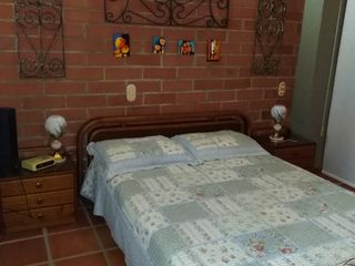 casa de tres niveles en unidad cerrada
