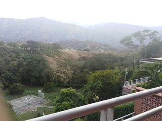 casa de tres niveles en unidad cerrada