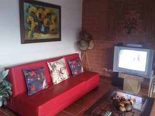 casa de tres niveles en unidad cerrada