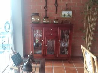 casa de tres niveles en unidad cerrada
