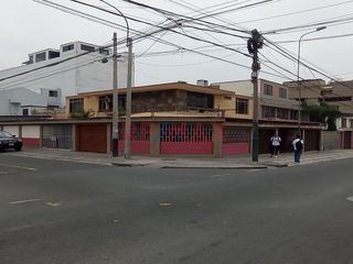 Se Vende Casa Como Terreno En Esquina - Santiago de Surco