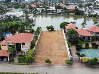 Venta de Terreno Urb. El Rio Samborondon