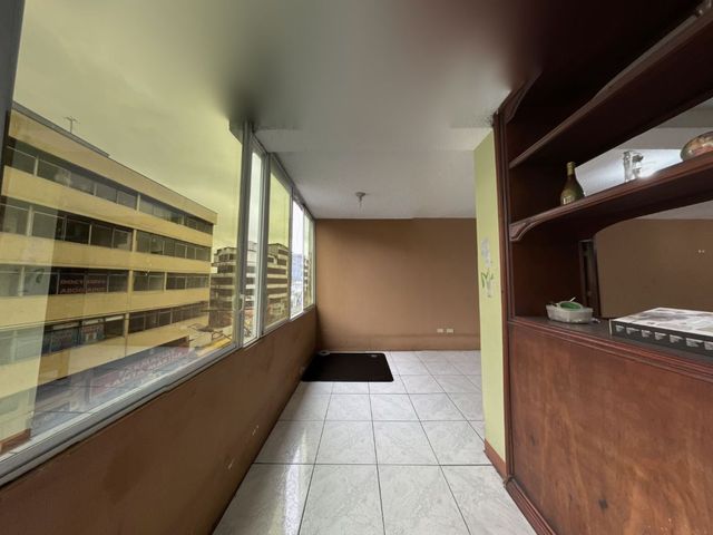 VENTA DPTO BIEN UBICADO  Av. Quito 3er piso con parqueadero,5 esquinas ideal para Oficinas