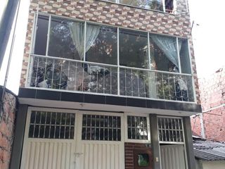 Foto 2 de VENDO CASA  CON OCHO GARAJES