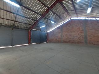 Bodega de venta con muelle y varios andenes area de oficinas Ucubamba Cuenca Patio de maniobras