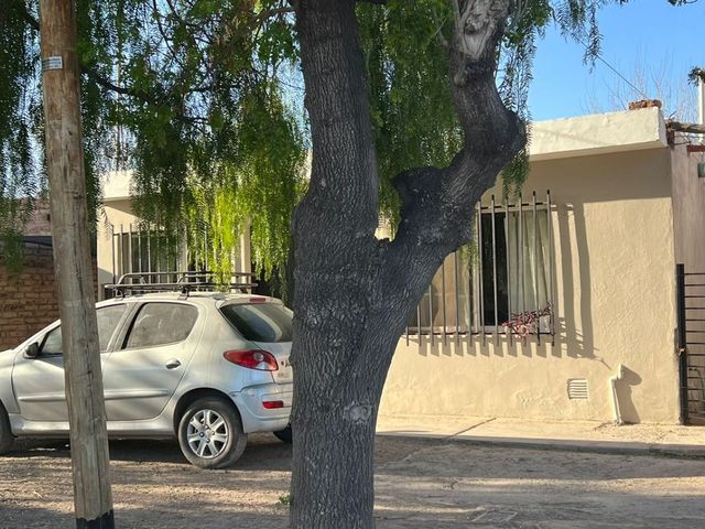 SE VENDE CASA CON CUATRO HABITACIONES