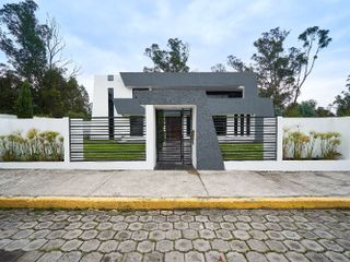 En Venta Casa Moderna en Urbanización, zona segura, Los Chillos