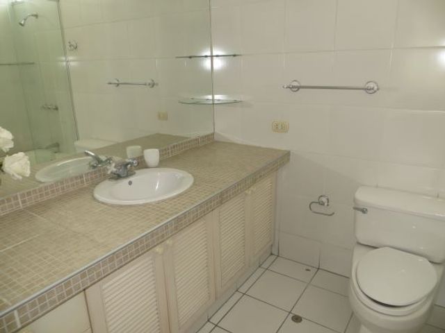 CASA CON 4 DORMITORIOS, URB EL ROSAL, MIRAFLORES, A.C. 426 M2, $ 680,000