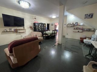 Foto 7 de Se Vende en Manta Casa Esquinera con Departamentos y Locales.  Sector Norte