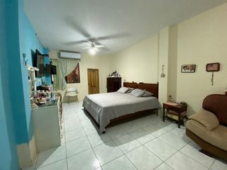 Foto 9 de Se Vende en Manta Casa Esquinera con Departamentos y Locales.  Sector Norte