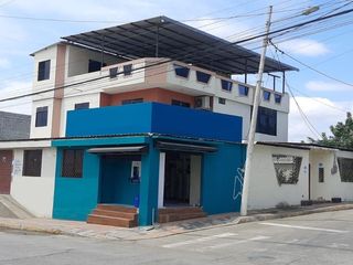 Foto 1 de Se Vende en Manta Casa Esquinera con Departamentos y Locales.  Sector Norte