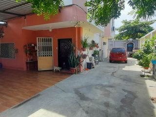 Foto 5 de Se Vende en Manta Casa Esquinera con Departamentos y Locales.  Sector Norte